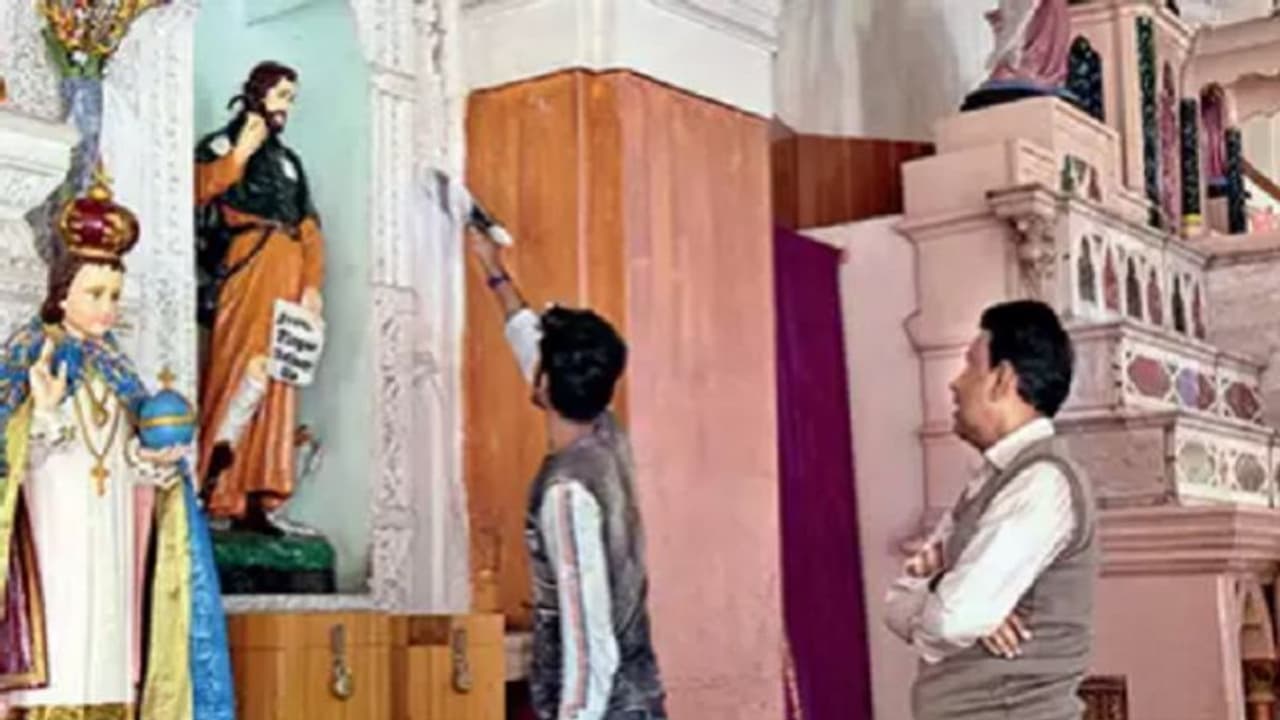 ಕಟ್ಟುವೆವು ಹೊಸ ನಾಡೊಂದನ್ನು: ಚರ್ಚ್ ದುರಸ್ತಿಗೆ ದಾನ ನೀಡಿದ ಹಿಂದೂ! ಕಟ್ಟುವೆವು ಹೊಸ ನಾಡೊಂದನ್ನು: ಚರ್ಚ್ ದುರಸ್ತಿಗೆ ದಾನ ನೀಡಿದ ಹಿಂದೂ!