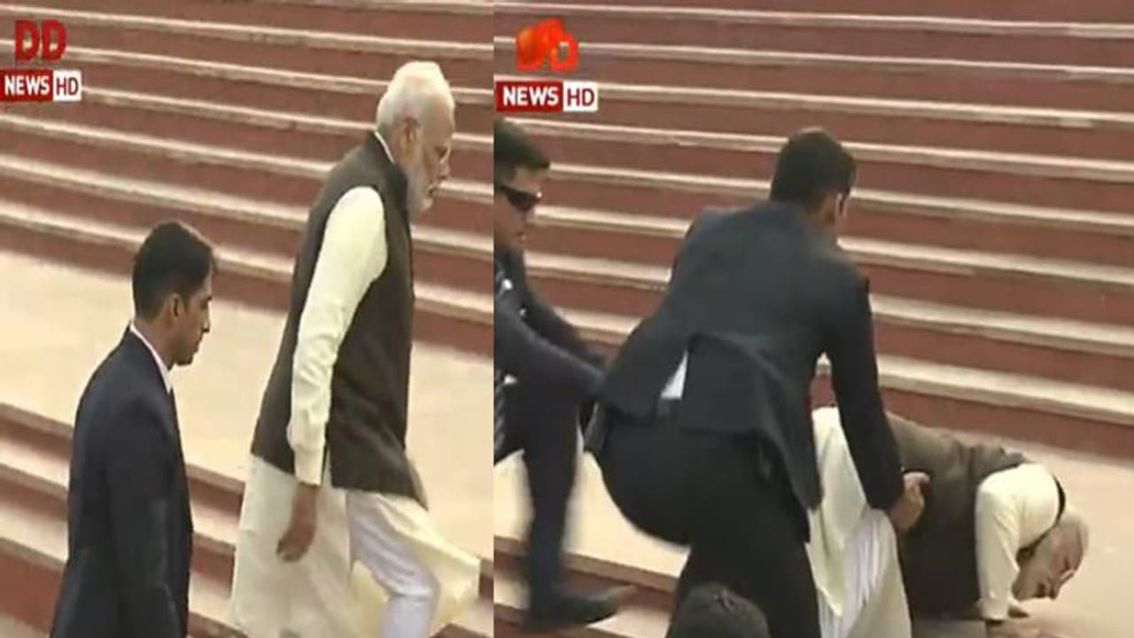 ഗംഗാഘട്ടില് കാലിടറി വീണ് പ്രധാനമന്ത്രി വീഡിയോ ഗംഗാഘട്ടില് കാലിടറി വീണ് പ്രധാനമന്ത്രി വീഡിയോ