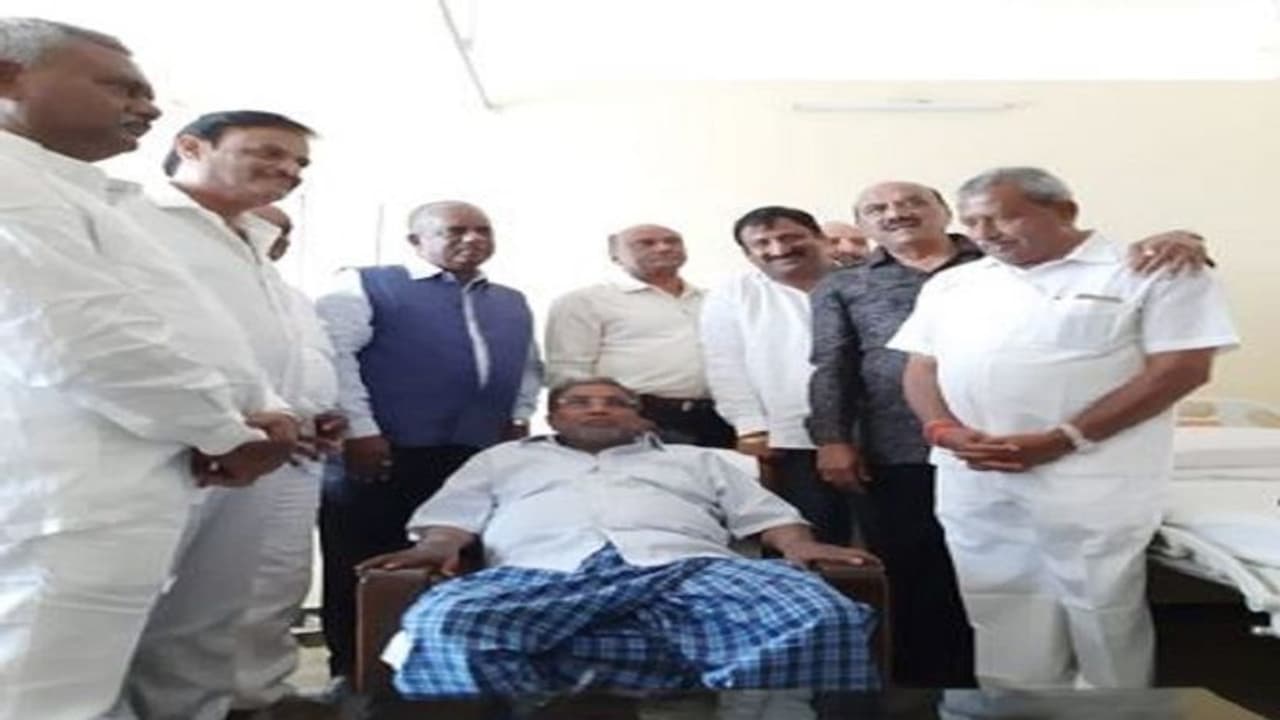 ಕಾಂಗ್ರೆಸ್ ಬಿಟ್ಟ ಬಳಿಕ ಇದೇ ಸಿಕ್ಕಿದ್ದೇ ಚಾನ್ಸ್ ಎಂದು ಸಿದ್ದು ಭೇಟಿಯಾದ ಹಳೇ ಶಿಷ್ಯಂದಿರು ಕಾಂಗ್ರೆಸ್ ಬಿಟ್ಟ ಬಳಿಕ ಇದೇ ಸಿಕ್ಕಿದ್ದೇ ಚಾನ್ಸ್ ಎಂದು ಸಿದ್ದು ಭೇಟಿಯಾದ ಹಳೇ ಶಿಷ್ಯಂದಿರು