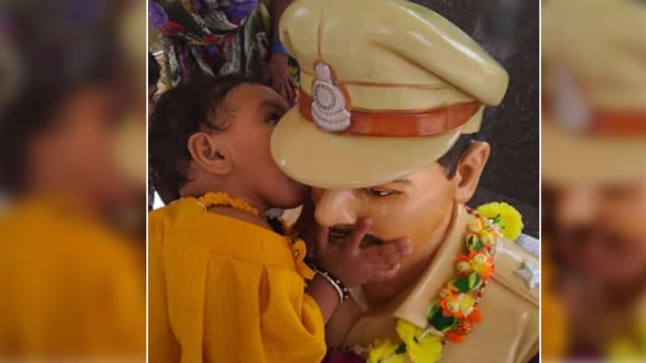 निशब्द करती तस्वीर, जब शहीद पापा की मूर्ति से लिपटकर यूं प्यार करने लगी मासूम निशब्द करती तस्वीर, जब शहीद पापा की मूर्ति से लिपटकर यूं प्यार करने लगी मासूम