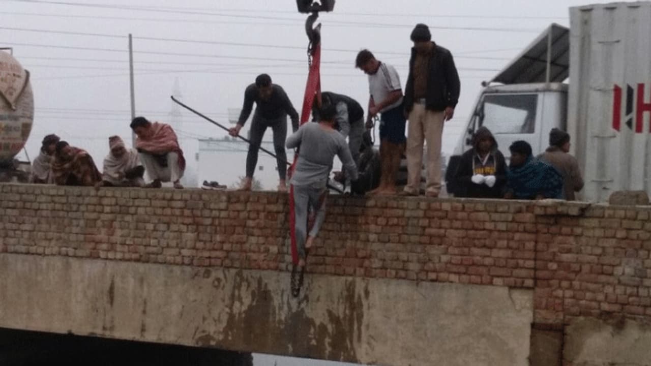 एक झटके में पति पत्नी और 2 छोटे छोटे बच्चों की दर्दनाक मौत, कोई नहीं था उनको बचाने वाला एक झटके में पति पत्नी और 2 छोटे छोटे बच्चों की दर्दनाक मौत, कोई नहीं था उनको बचाने वाला