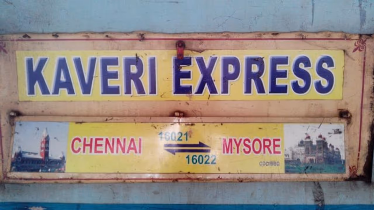 എസി കോച്ചിൽ കവർച്ച: ബാഗ് തട്ടിപ്പറിച്ച് 47കാരിയെ പുറത്തേക്ക് തള്ളിയിട്ടു എസി കോച്ചിൽ കവർച്ച: ബാഗ് തട്ടിപ്പറിച്ച് 47കാരിയെ പുറത്തേക്ക് തള്ളിയിട്ടു