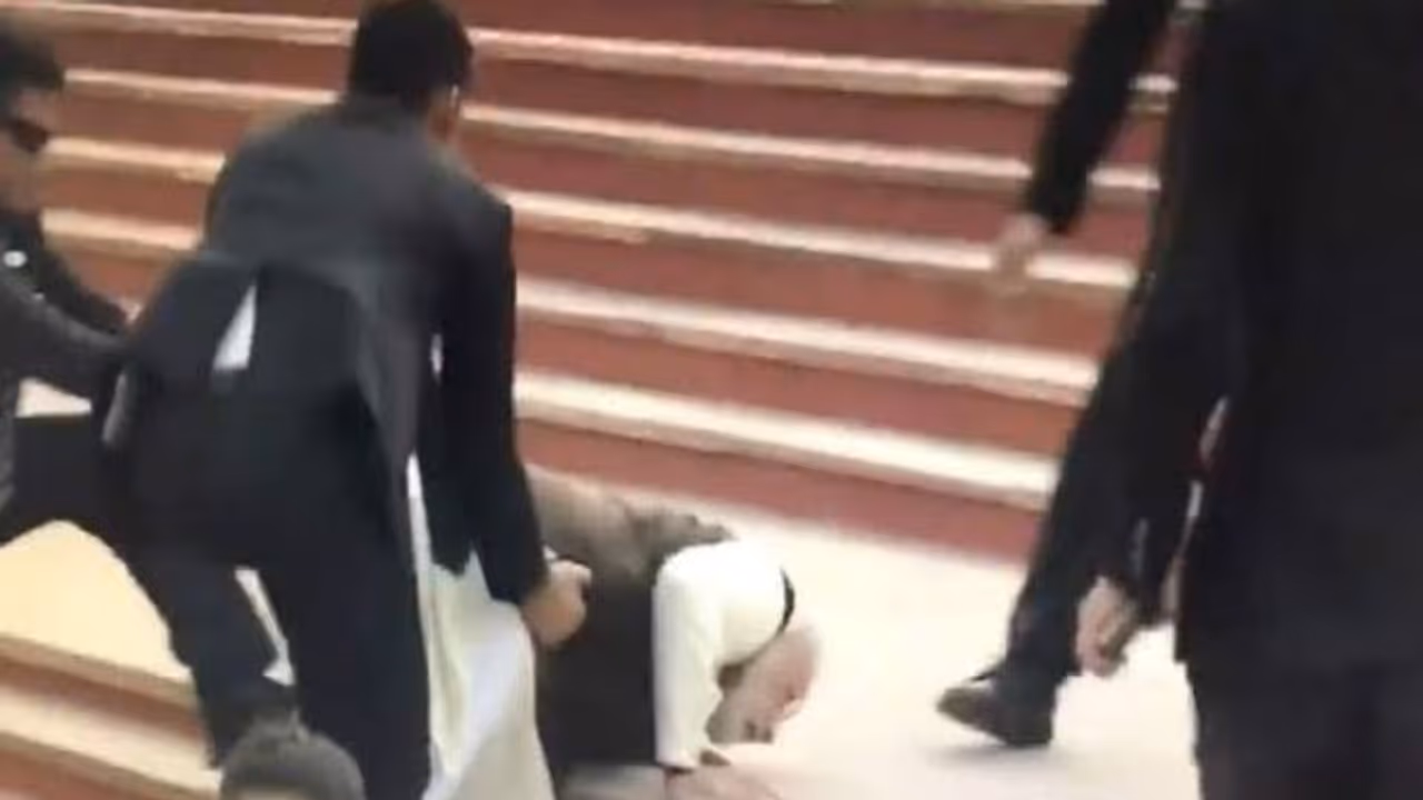 படிக்கட்டில் நிலைதடுமாறி கீழே விழுந்த பிரதமர் மோடி... பரபரப்பு வீடியோ..! படிக்கட்டில் நிலைதடுமாறி கீழே விழுந்த பிரதமர் மோடி... பரபரப்பு வீடியோ..!