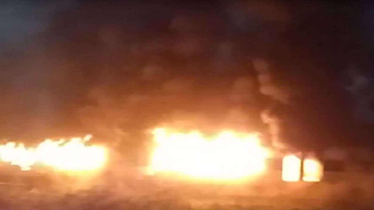 ನಿಂತಿದ್ದ ಐದು ರೈಲುಗಳಿಗೆ ಬೆಂಕಿ: ಇದೇನಾ ಪ್ರತಿಭಟನೆಯ ಪರಿ?