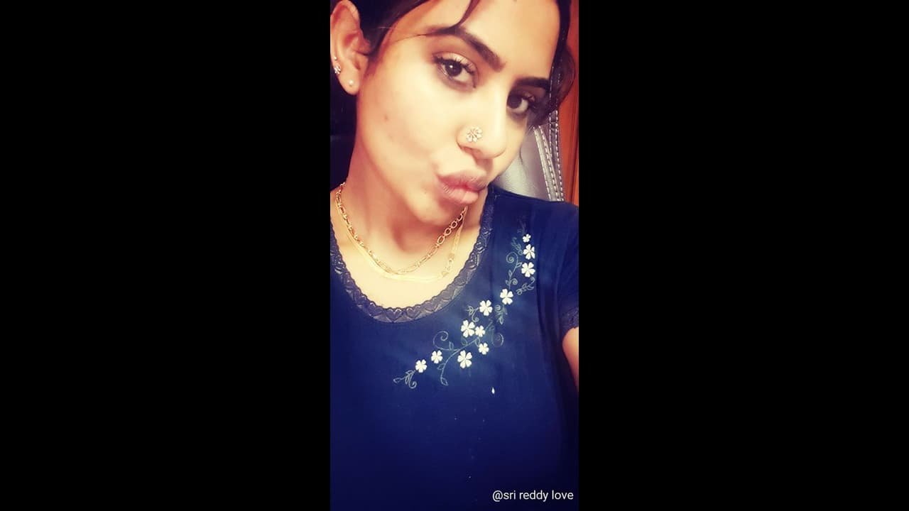 "கிஸ் வேணுமா" ஏடாகூடமாக போட்டோ போட்ட ஸ்ரீரெட்டி... வறுத்தெடுக்கும் நெட்டிசன்கள்...!