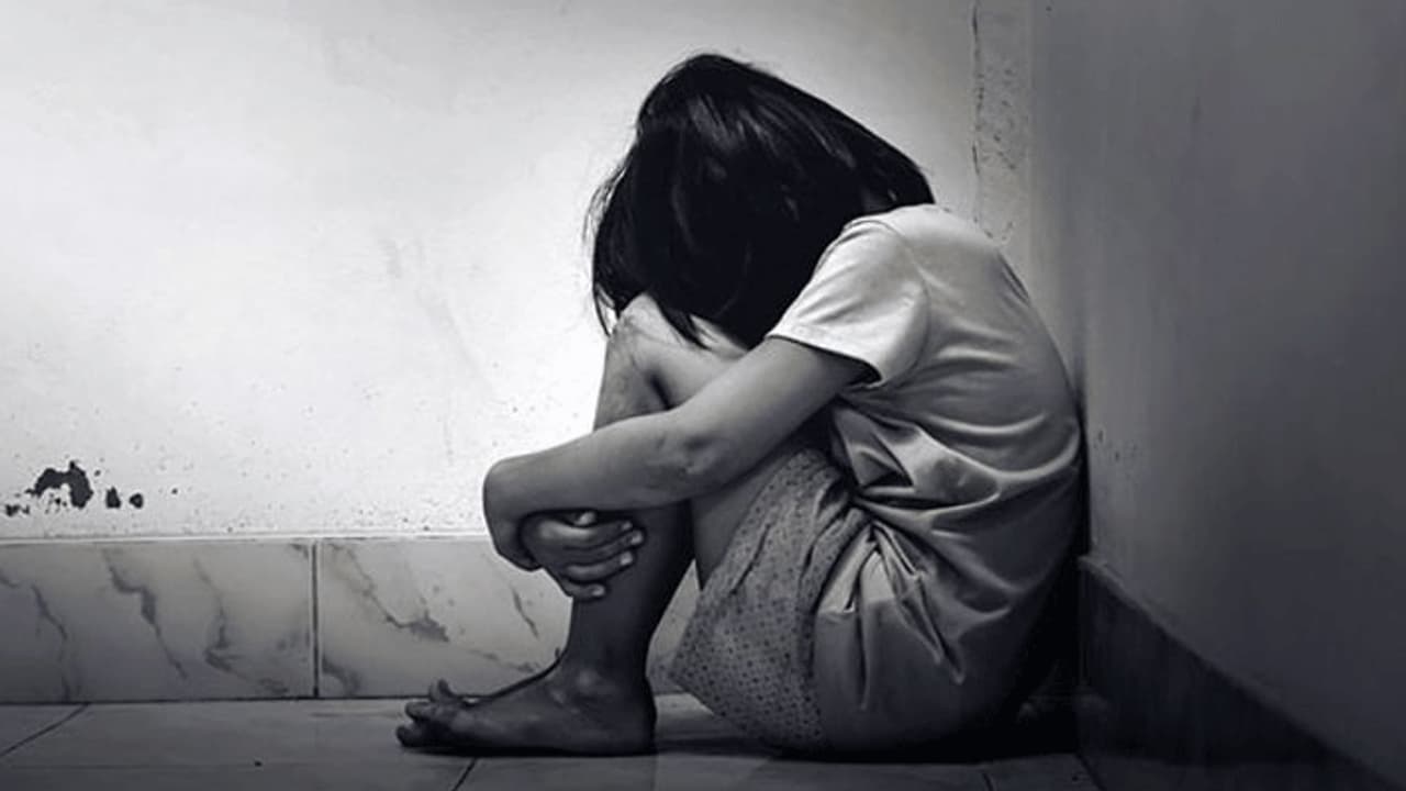 हर रात एक पिता अपनी बेटी के साथ करता था दरिंदिगी, डर के चलते कहीं भी रात बिता लेती थी मासूम हर रात एक पिता अपनी बेटी के साथ करता था दरिंदिगी, डर के चलते कहीं भी रात बिता लेती थी मासूम