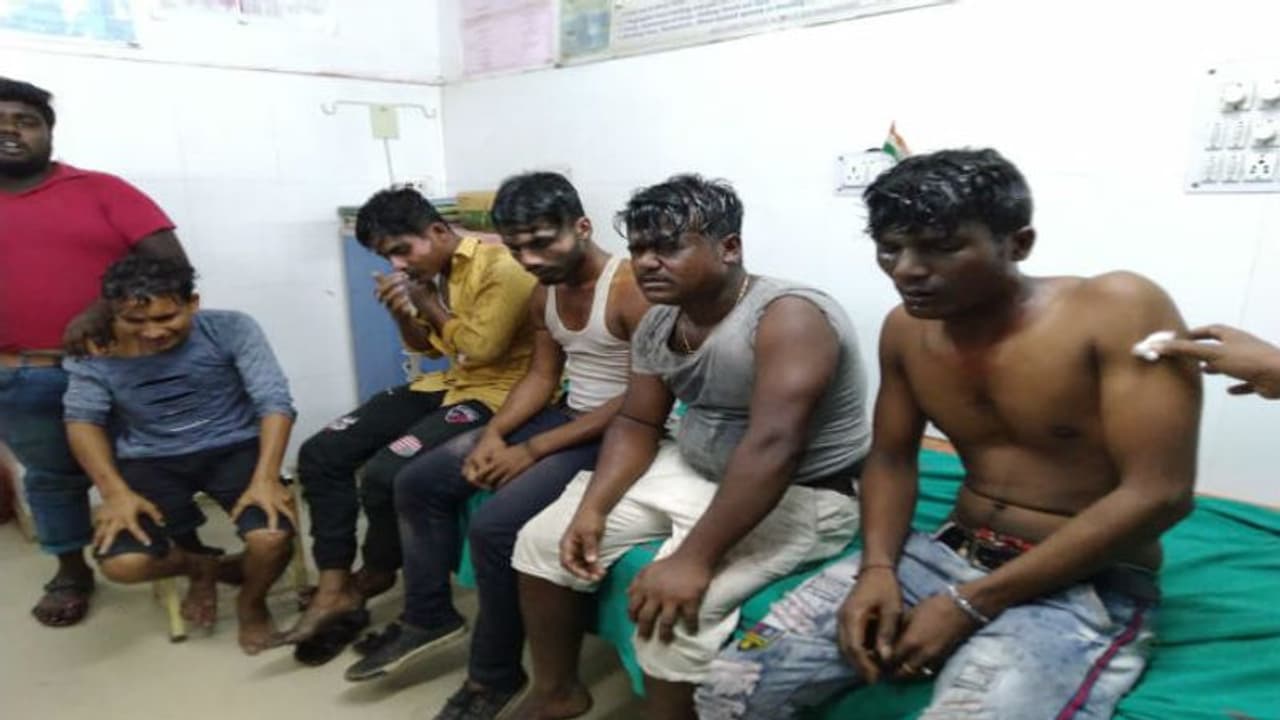 নাগরিকত্ব আইন বিরোধী মিছিলে গরম তেল, আমডাঙায় পাল্টা হামলায় আহত ৬ নাগরিকত্ব আইন বিরোধী মিছিলে গরম তেল, আমডাঙায় পাল্টা হামলায় আহত ৬