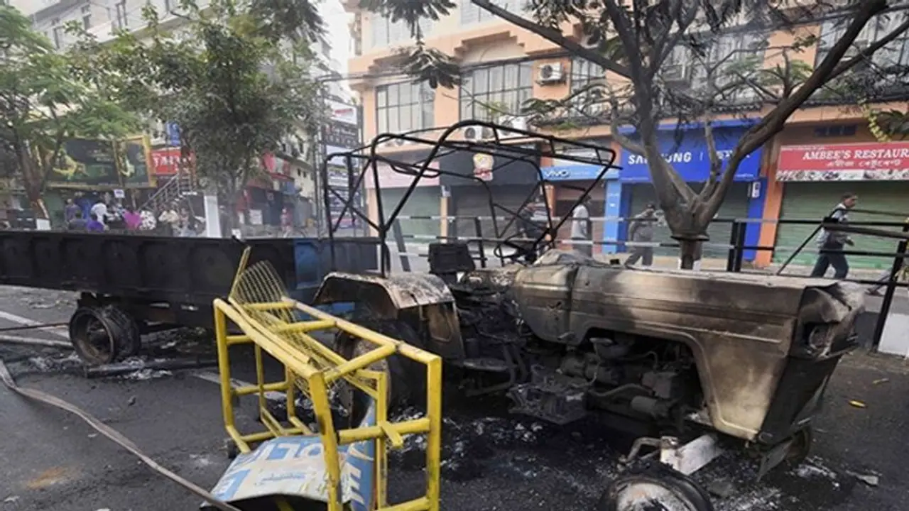 नागरिकता कानून पर जारी है विरोध, पुलिस ने 85 लोगों को किया गिरफ्तार