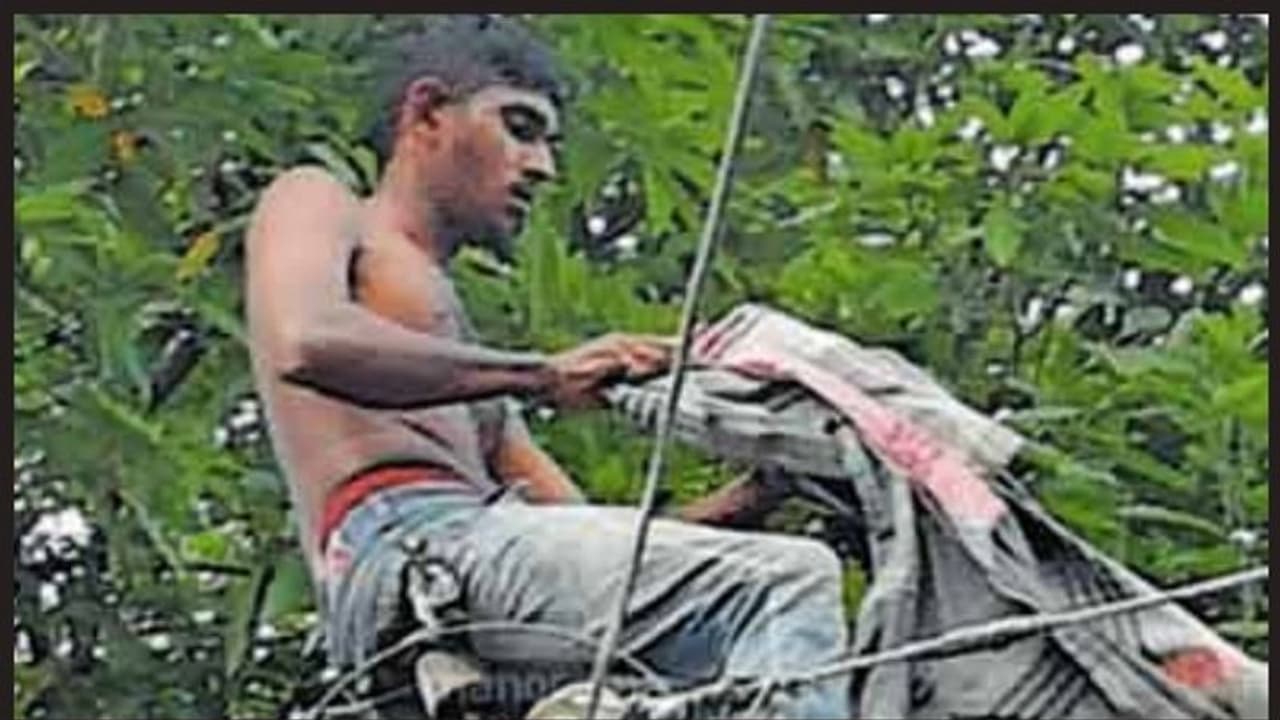 വൈദ്യുതി തൂണില് കയറി ആത്മഹത്യ ഭീഷണി മുഴക്കി യുവാവ്; നാടകീയ രംഗങ്ങള് വൈദ്യുതി തൂണില് കയറി ആത്മഹത്യ ഭീഷണി മുഴക്കി യുവാവ്; നാടകീയ രംഗങ്ങള്