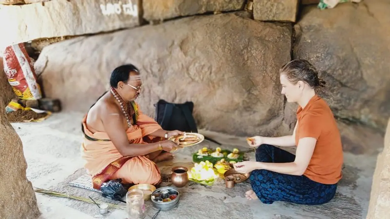 ಹಂಪಿ: ಹಿಂದೂ ಸಂಪ್ರದಾಯದಂತೆ ತಾಯಿ ಪಿಂಡ ಪ್ರದಾನಗೈದ ವಿದೇಶಿ ಯುವತಿ
