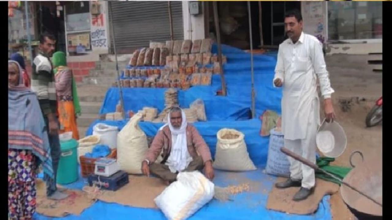 ಕಡ್ಲೇಕಾಯಿ ಮಾರುವ ಪಾಕ್ ಮಾಜಿ ಸಂಸದಗೆ ಪೌರತ್ವ ಖುಷಿ! ಕಡ್ಲೇಕಾಯಿ ಮಾರುವ ಪಾಕ್ ಮಾಜಿ ಸಂಸದಗೆ ಪೌರತ್ವ ಖುಷಿ!