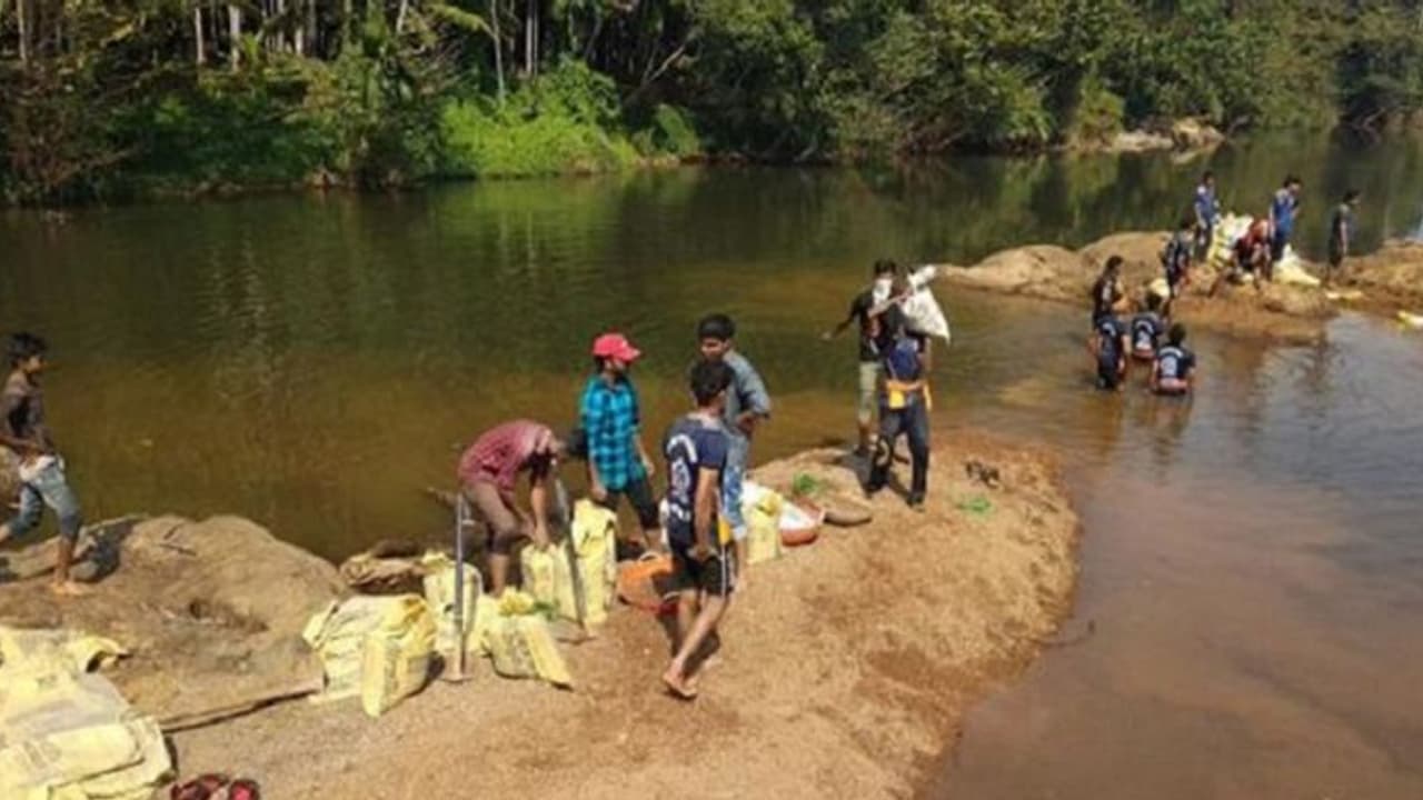 ಪ್ರವಾಹ ನಾಡಲ್ಲೀಗ ಸಾಂಪ್ರದಾಯಿಕ ಕಟ್ಟ ಆಂದೋಲನ ಪ್ರವಾಹ ನಾಡಲ್ಲೀಗ ಸಾಂಪ್ರದಾಯಿಕ ಕಟ್ಟ ಆಂದೋಲನ