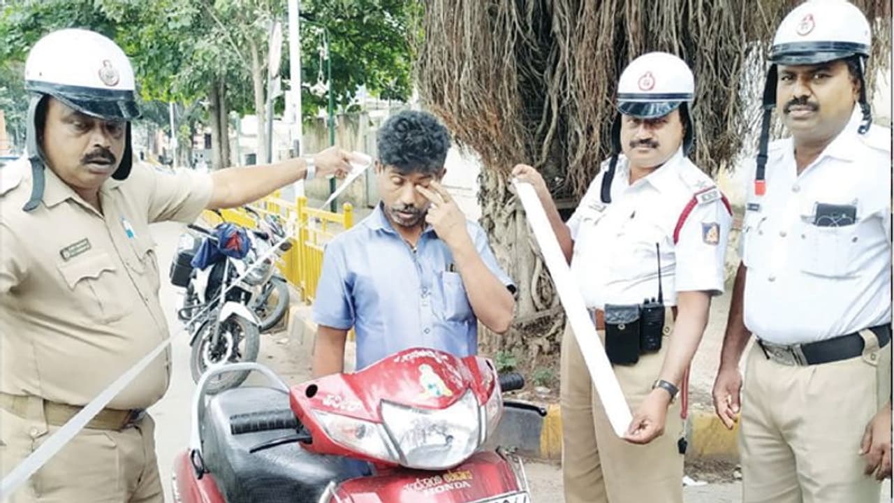 1 ವರ್ಷದಲ್ಲಿ 70 ಬಾರಿ ನಿಯಮ ಉಲ್ಲಂಘಿಸಿ ಸಿಕ್ಕಿಬಿದ್ದ : ಬಿದ್ದ ದಂಡದ ಮೊತ್ತವೆಷ್ಟು.? 1 ವರ್ಷದಲ್ಲಿ 70 ಬಾರಿ ನಿಯಮ ಉಲ್ಲಂಘಿಸಿ ಸಿಕ್ಕಿಬಿದ್ದ : ಬಿದ್ದ ದಂಡದ ಮೊತ್ತವೆಷ್ಟು.?