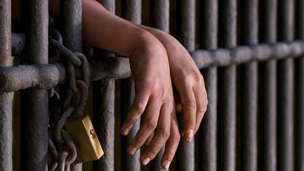 அதிர்ச்சி தகவல்.! வேலை கேட்டு வந்த பெண்களை வைத்து பாலியல் தொழில்! 13 பேர் அதிரடி கைது..! அதிர்ச்சி தகவல்.! வேலை கேட்டு வந்த பெண்களை வைத்து பாலியல் தொழில்! 13 பேர் அதிரடி கைது..!