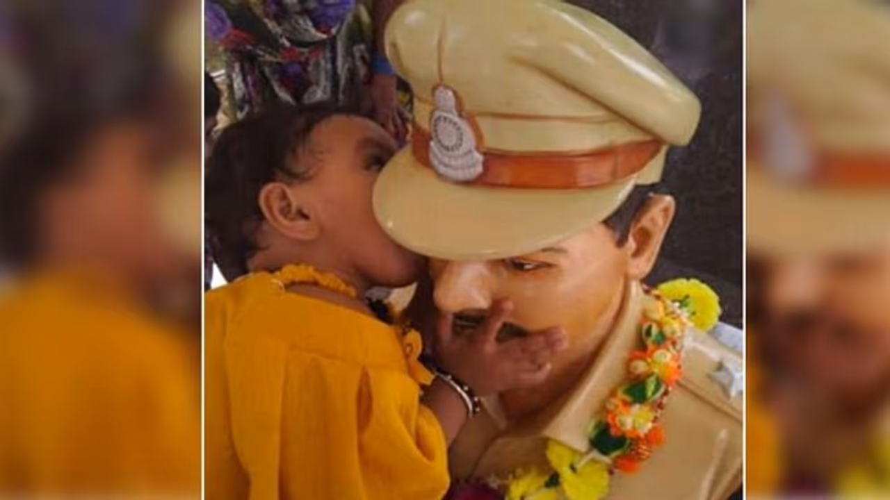 ಇಷ್ಟು ದಿನ ಎಲ್ಲೋಗಿದ್ದೆ ಅಪ್ಪಾ?: ಹುತಾತ್ಮ ತಂದೆಯ ಮೂರ್ತಿಗೆ ಮುತ್ತಿಟ್ಟ ಮುಗ್ಧ ಕಂದ! ಇಷ್ಟು ದಿನ ಎಲ್ಲೋಗಿದ್ದೆ ಅಪ್ಪಾ?: ಹುತಾತ್ಮ ತಂದೆಯ ಮೂರ್ತಿಗೆ ಮುತ್ತಿಟ್ಟ ಮುಗ್ಧ ಕಂದ!