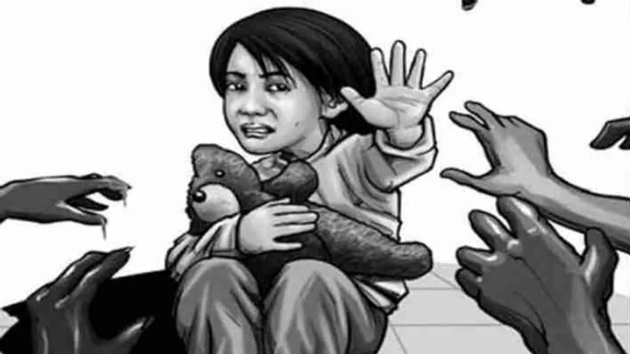 हाईकोर्ट जज के स्टेनो ने घर में घुस नाबालिग लड़की से की छेड़खानी, अब रसूख के दम पर कर रहा ये काम हाईकोर्ट जज के स्टेनो ने घर में घुस नाबालिग लड़की से की छेड़खानी, अब रसूख के दम पर कर रहा ये काम