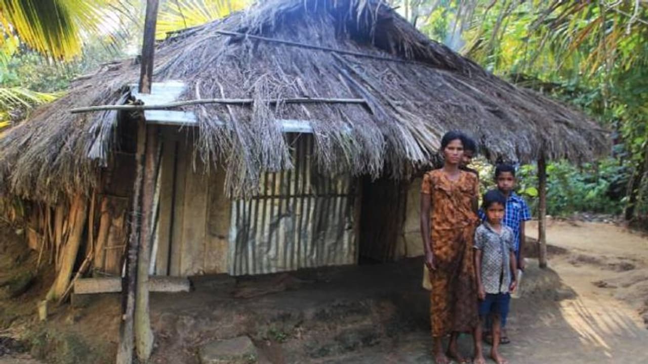 വീടുപണി പാതിവഴിയിൽ നിലച്ചു; കൂരക്കുള്ളിൽ നരകജീവിതം നയിച്ച് പെൺകുട്ടികൾ അടങ്ങുന്ന ആദിവാസി കുടുംബം വീടുപണി പാതിവഴിയിൽ നിലച്ചു; കൂരക്കുള്ളിൽ നരകജീവിതം നയിച്ച് പെൺകുട്ടികൾ അടങ്ങുന്ന ആദിവാസി കുടുംബം
