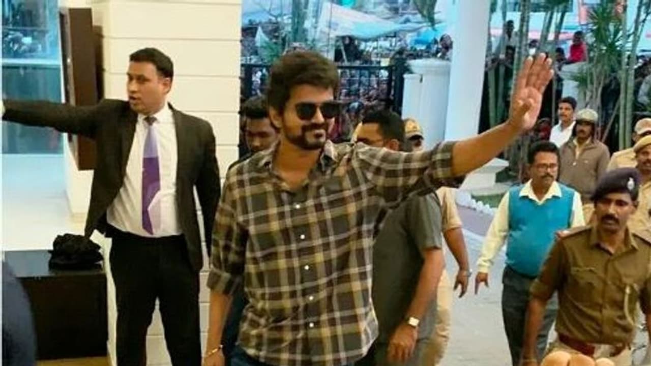 தமிழ் ரசிகர்களுக்கு இணையாக விஜய் மீது அன்பை கொட்டும் கர்நாடக ரசிகர்கள்! வைரல் வீடியோ! தமிழ் ரசிகர்களுக்கு இணையாக விஜய் மீது அன்பை கொட்டும் கர்நாடக ரசிகர்கள்! வைரல் வீடியோ!