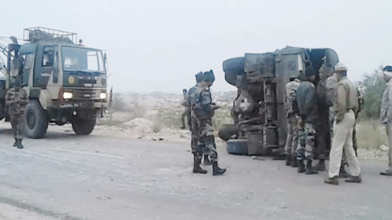 भीषण हादसे का शिकार हुआ सेना का ट्रक, आर्मी के कई जवान बुरी तरह से हुए घायल भीषण हादसे का शिकार हुआ सेना का ट्रक, आर्मी के कई जवान बुरी तरह से हुए घायल