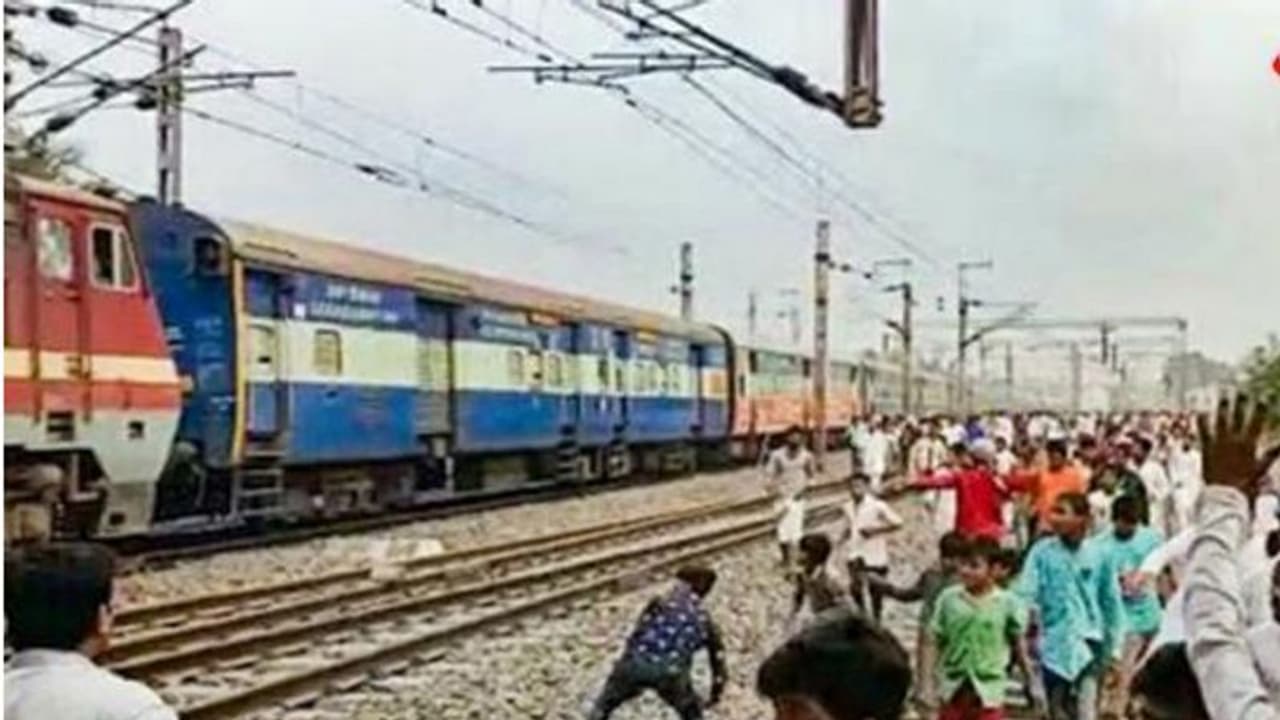 সিএবি র প্রতিবাদে সোমবারও উত্তাল বাংলা, ক্রমেই বাড়ছে বাতিল ট্রেনের তালিকা সিএবি র প্রতিবাদে সোমবারও উত্তাল বাংলা, ক্রমেই বাড়ছে বাতিল ট্রেনের তালিকা