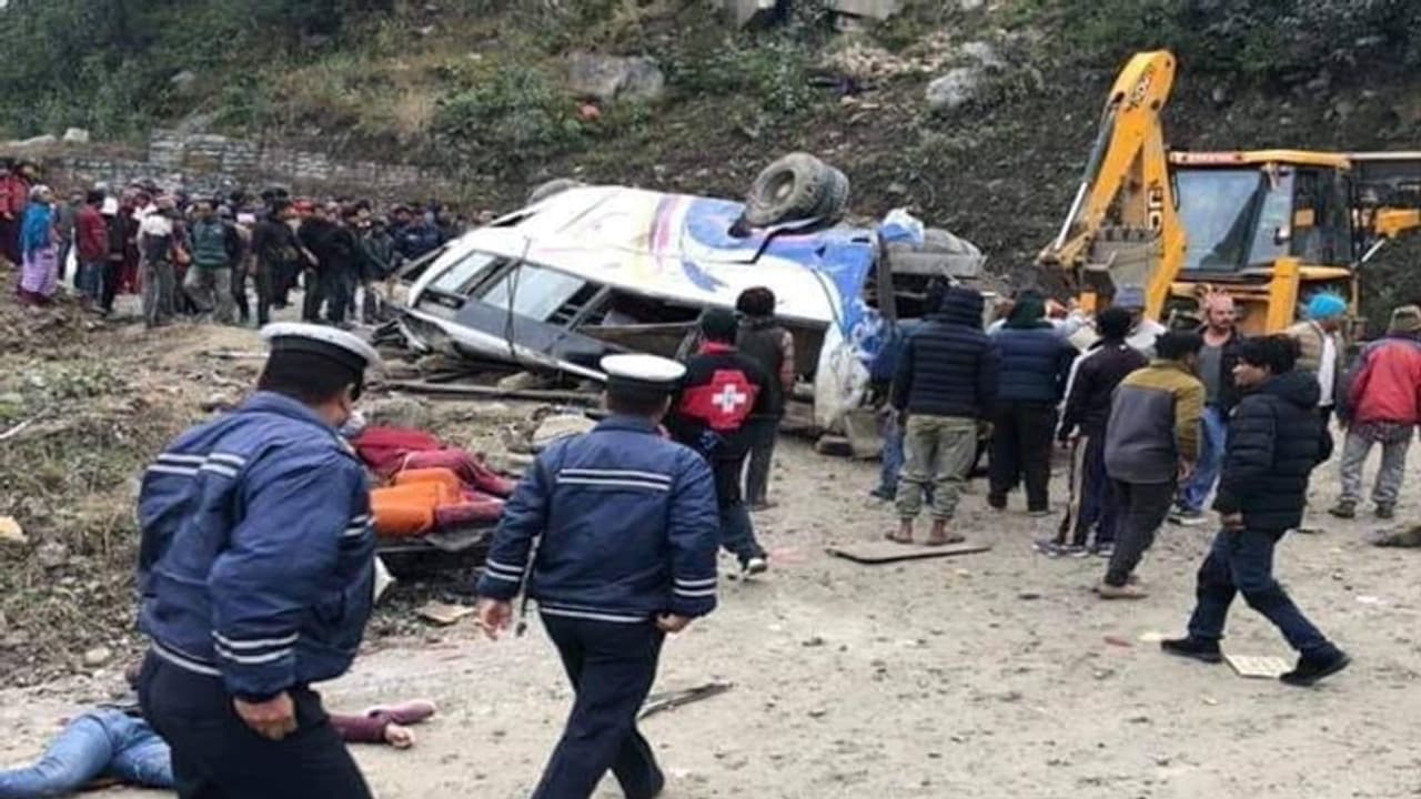नेपाल: बस दुर्घटना में 14 लोगों की मौत, मरनेवालों में 3 मासूम बच्चे भी