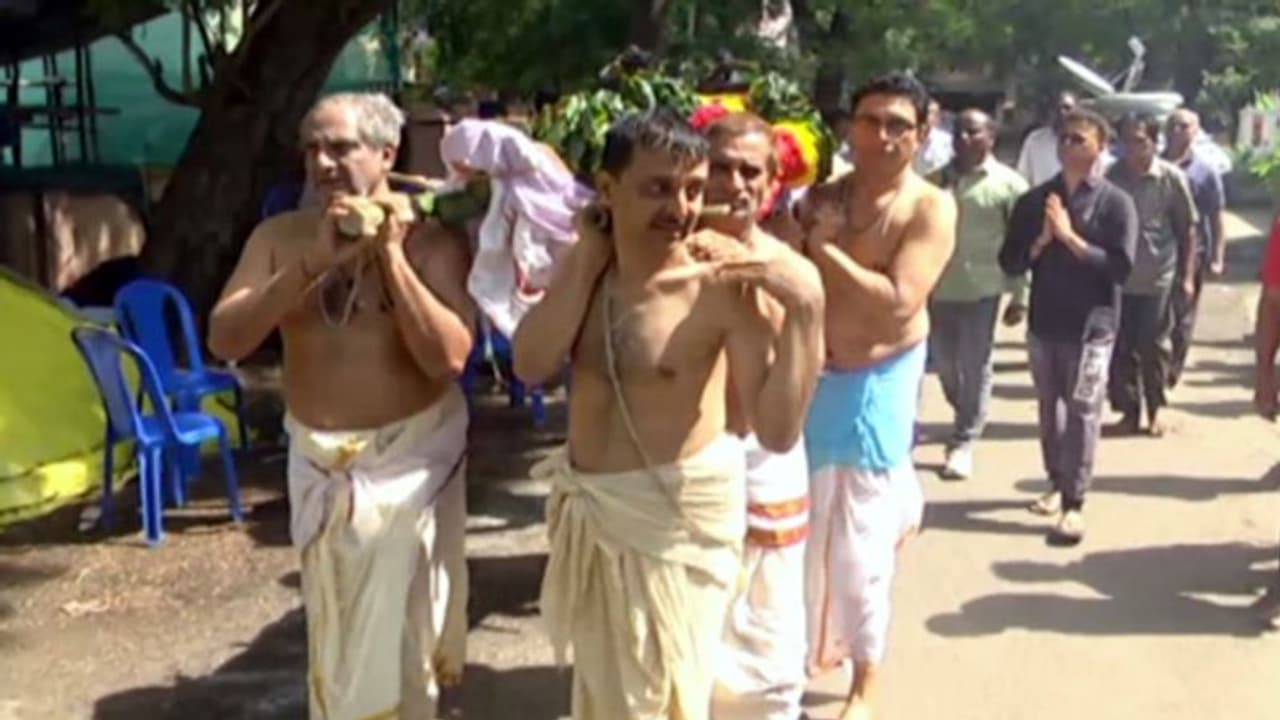 గొల్లపూడి మారుతీరావు అంత్యక్రియలు.. తుది వీడ్కోలు పలికిన సెలెబ్రిటీలు! గొల్లపూడి మారుతీరావు అంత్యక్రియలు.. తుది వీడ్కోలు పలికిన సెలెబ్రిటీలు!