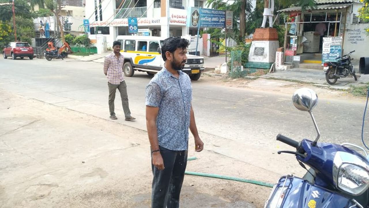 కాల్మనీ: తాడేపల్లి పీఎస్ ముందు వెంకట్ ఆత్మహత్యాయత్నం కాల్మనీ: తాడేపల్లి పీఎస్ ముందు వెంకట్ ఆత్మహత్యాయత్నం