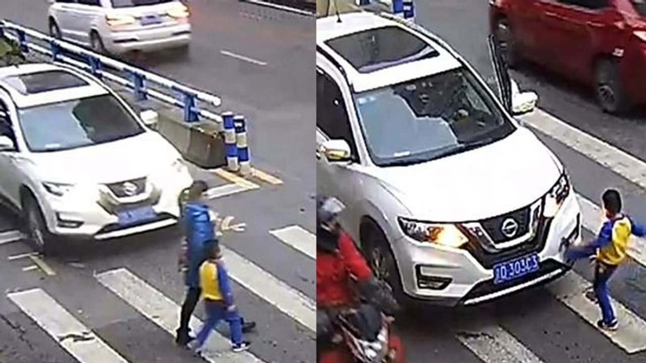 സീബ്ര ക്രോസിങില് അമ്മയെ ഇടിച്ചിട്ട കാര് ഡ്രൈവറെ 'കൈകാര്യം' ചെയ്ത് കൊച്ചുബാലന്; വൈറലായി വീഡിയോ സീബ്ര ക്രോസിങില് അമ്മയെ ഇടിച്ചിട്ട കാര് ഡ്രൈവറെ 'കൈകാര്യം' ചെയ്ത് കൊച്ചുബാലന്; വൈറലായി വീഡിയോ