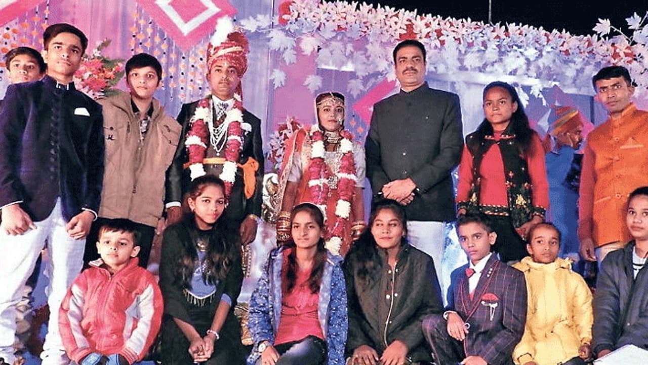 नहीं देखा होगा ऐसा रिश्ता: अपनी टीचर को शादी में छात्रों ने दी अनूठी गुरु दक्षिणा, हर आंख थी नम नहीं देखा होगा ऐसा रिश्ता: अपनी टीचर को शादी में छात्रों ने दी अनूठी गुरु दक्षिणा, हर आंख थी नम