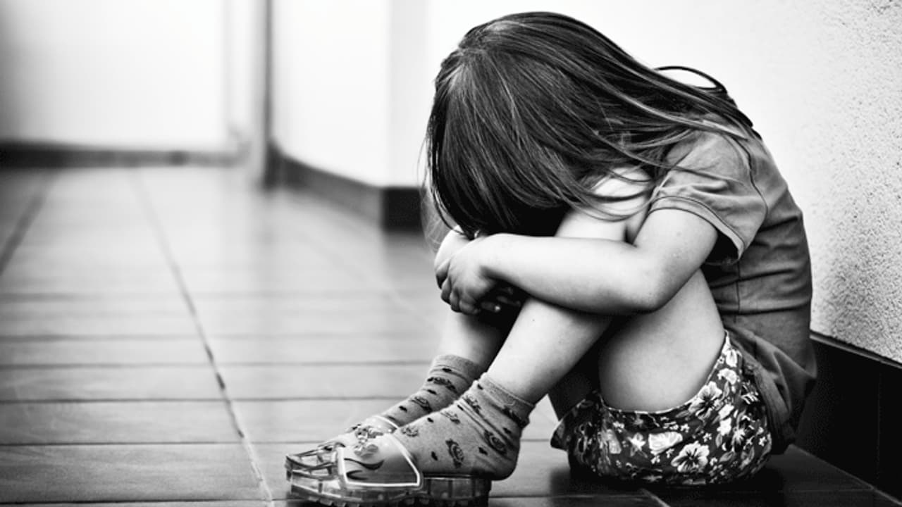 सेकंड क्लास की बच्ची के साथ स्कूल में हुई दरिंदिगी, मासूम ने रोते हुए इंग्लिश टीचर बताई पूरी बात सेकंड क्लास की बच्ची के साथ स्कूल में हुई दरिंदिगी, मासूम ने रोते हुए इंग्लिश टीचर बताई पूरी बात