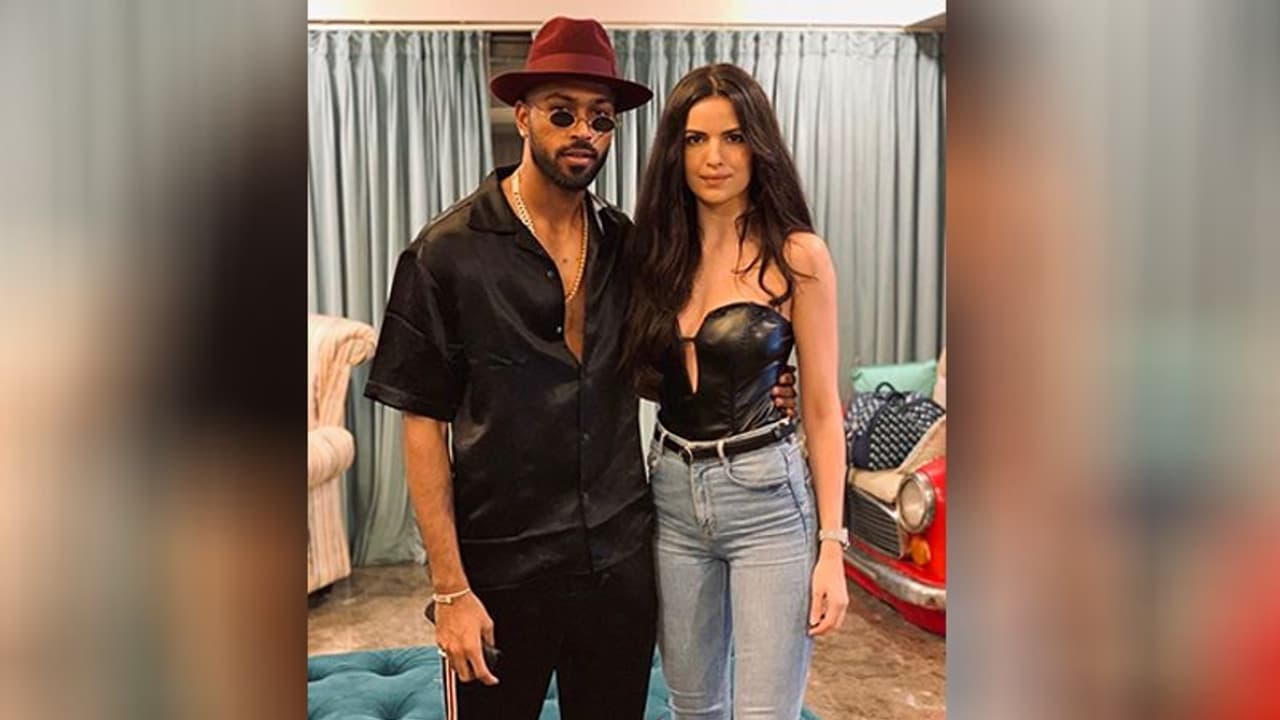 ప్రియురాలితో హార్దిక్ న్యూఇయర్ సంబరాలు... నెటిజన్ల రెస్పాన్స్ ఇదే ప్రియురాలితో హార్దిక్ న్యూఇయర్ సంబరాలు... నెటిజన్ల రెస్పాన్స్ ఇదే