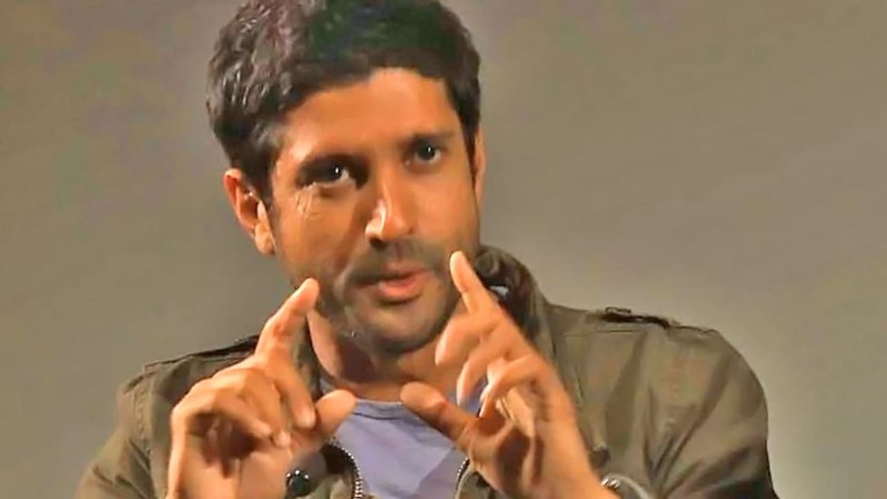 CAB मामला : सोशल मीडिया यूजर को जवाब देने के चक्कर में बुरी तरह फंस गए फरहान अख्तर