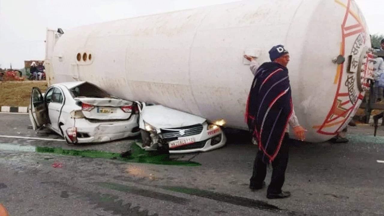 LPG से भरा टैंकर कारों के ऊपर इस कदर गिरा, अंदर बैठे लोग चीख तक नहीं सके और स्पॉट पर ही हो गई मौत