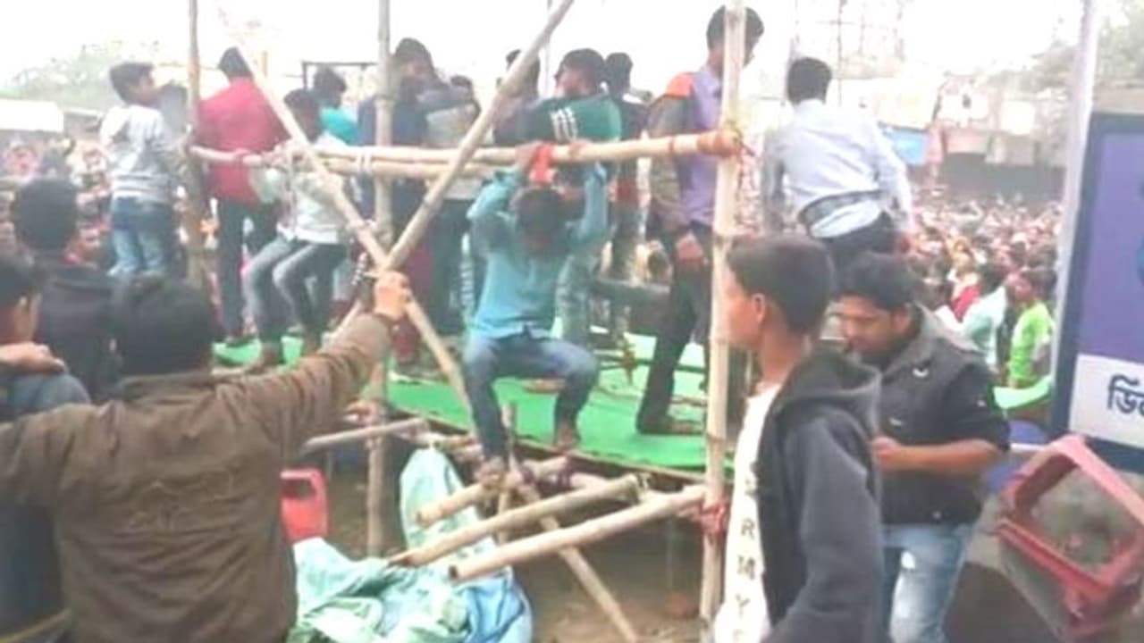 ক্য়াব এর প্রতিবাদ মিছিল থেকে তৃণমূলের মঞ্চে হামলা, হতবাক শাসক দল