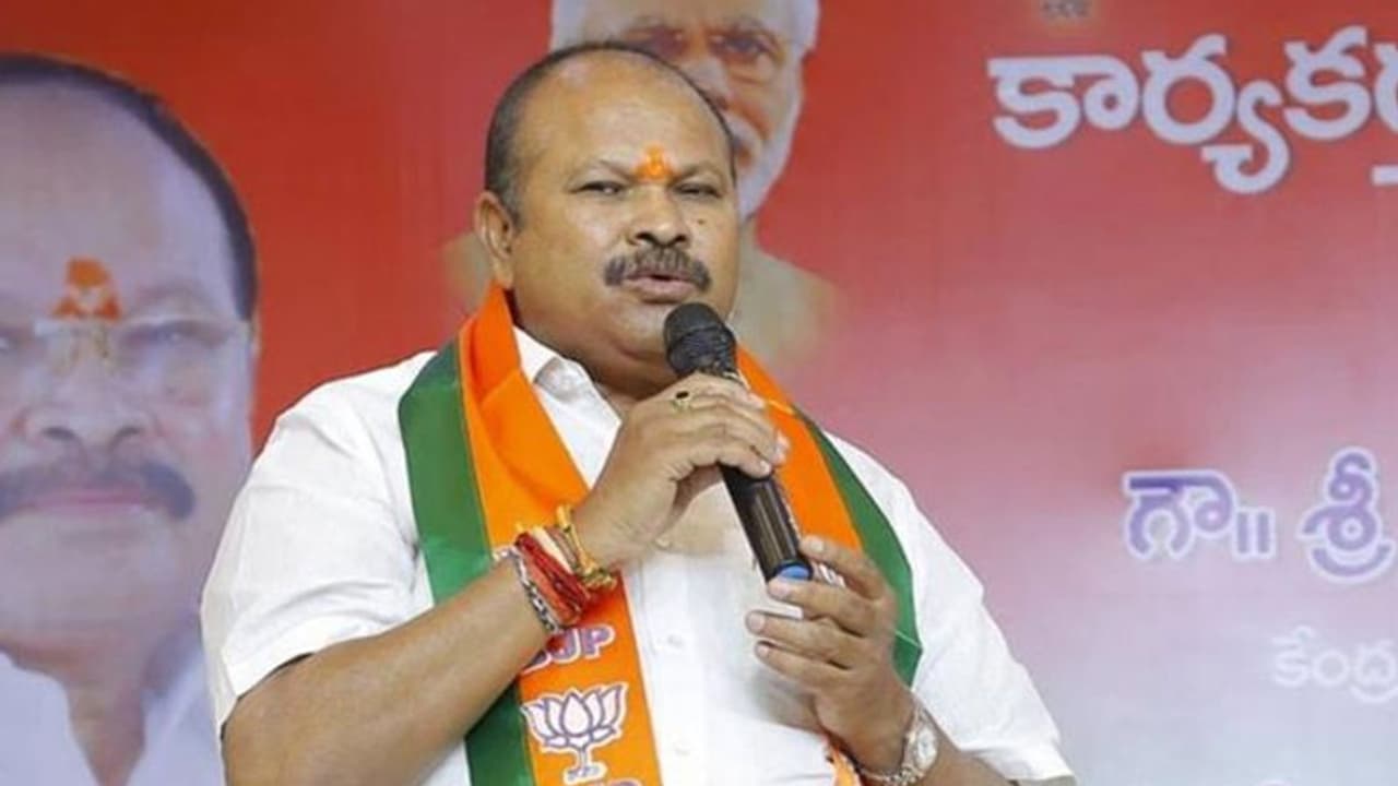 గాంధీ సంకల్ప యాత్ర పుస్తకాన్ని ఆవిష్కరించిన కన్నా లక్ష్మీనారాయణ గాంధీ సంకల్ప యాత్ర పుస్తకాన్ని ఆవిష్కరించిన కన్నా లక్ష్మీనారాయణ