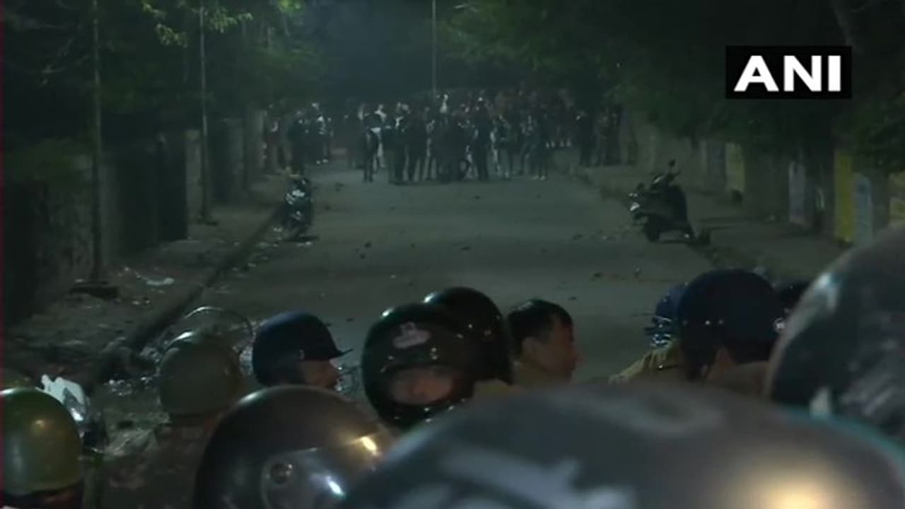 CAA के खिलाफ लगातार जारी हैं हिंसक प्रदर्शन, दिल्ली में भी पुलिस से भिड़े प्रदर्शनकारी CAA के खिलाफ लगातार जारी हैं हिंसक प्रदर्शन, दिल्ली में भी पुलिस से भिड़े प्रदर्शनकारी