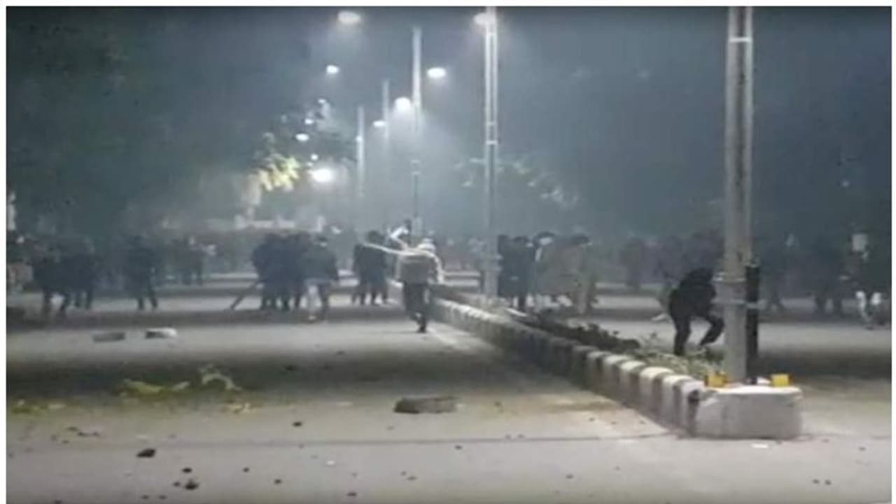 ജാമിയക്ക് പിന്നാലെ അലിഗഢും സംഘർഷഭരിതം, വിദ്യാർത്ഥികൾക്ക് നേരെ പൊലീസ് നടപടി