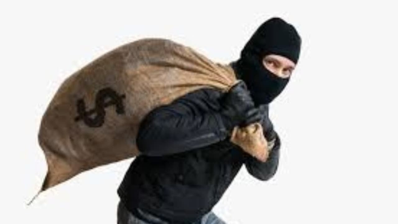 ലോക്ക് ഡൗണ് പൂട്ടുപൊളിച്ച് കള്ളന്മാര്; ആലുവയിൽ അടച്ചിട്ട കടകളിൽ മോഷണം ലോക്ക് ഡൗണ് പൂട്ടുപൊളിച്ച് കള്ളന്മാര്; ആലുവയിൽ അടച്ചിട്ട കടകളിൽ മോഷണം