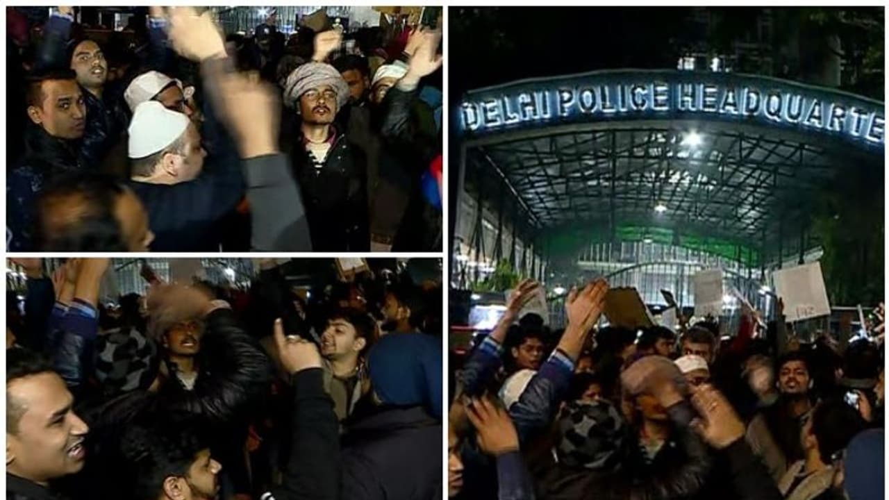 'ഹല്ലാ ബോൽ', ജാമിയക്ക് പിന്തുണയുമായി ദില്ലി പൊലീസ് ആസ്ഥാനത്ത് വിദ്യാർത്ഥികളുടെ വൻ പ്രതിഷേധം 'ഹല്ലാ ബോൽ', ജാമിയക്ക് പിന്തുണയുമായി ദില്ലി പൊലീസ് ആസ്ഥാനത്ത് വിദ്യാർത്ഥികളുടെ വൻ പ്രതിഷേധം
