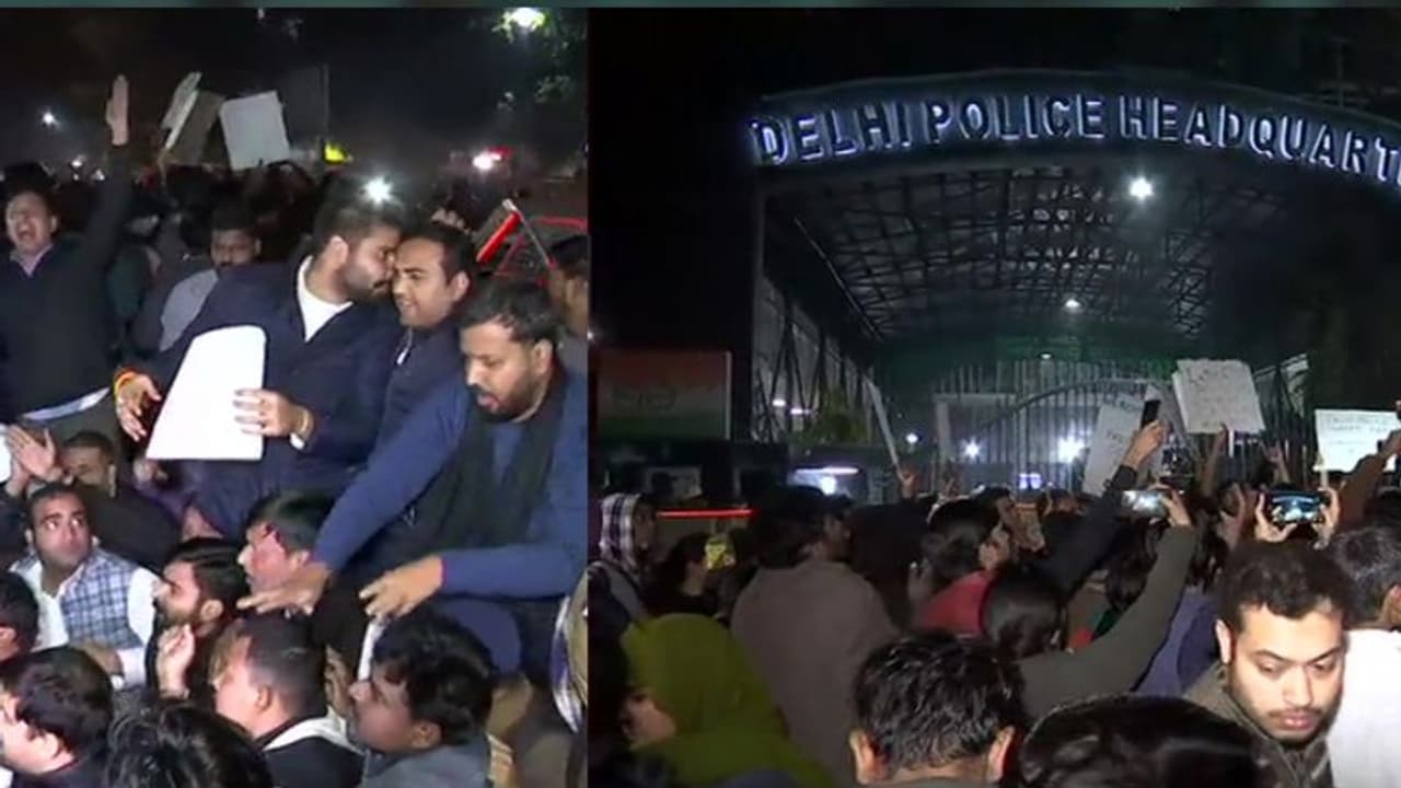 नागरिकता बिल के खिलाफ प्रदर्शन कर रहे छात्रों पर पुलिस का लाठीचार्ज, यूनिवर्सिटी प्रशासन ने कहा हिंसा में शामिल नहीं थे स्टुडेंट नागरिकता बिल के खिलाफ प्रदर्शन कर रहे छात्रों पर पुलिस का लाठीचार्ज, यूनिवर्सिटी प्रशासन ने कहा हिंसा में शामिल नहीं थे स्टुडेंट