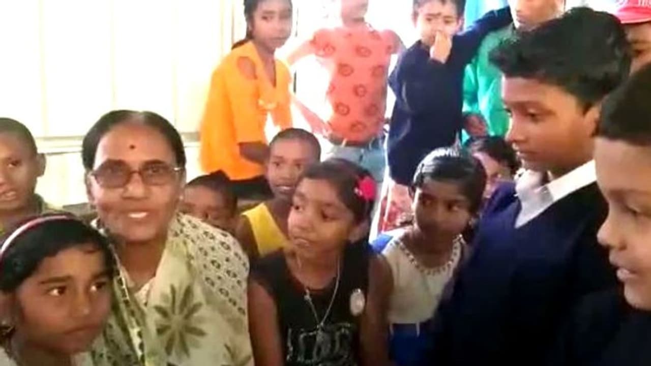 বইয়ের পাশাপাশি মার্শাল আর্ট, বিনামূল্য়ে সুশিক্ষা দিচ্ছেন বর্ধমানের অনিমা দেবী