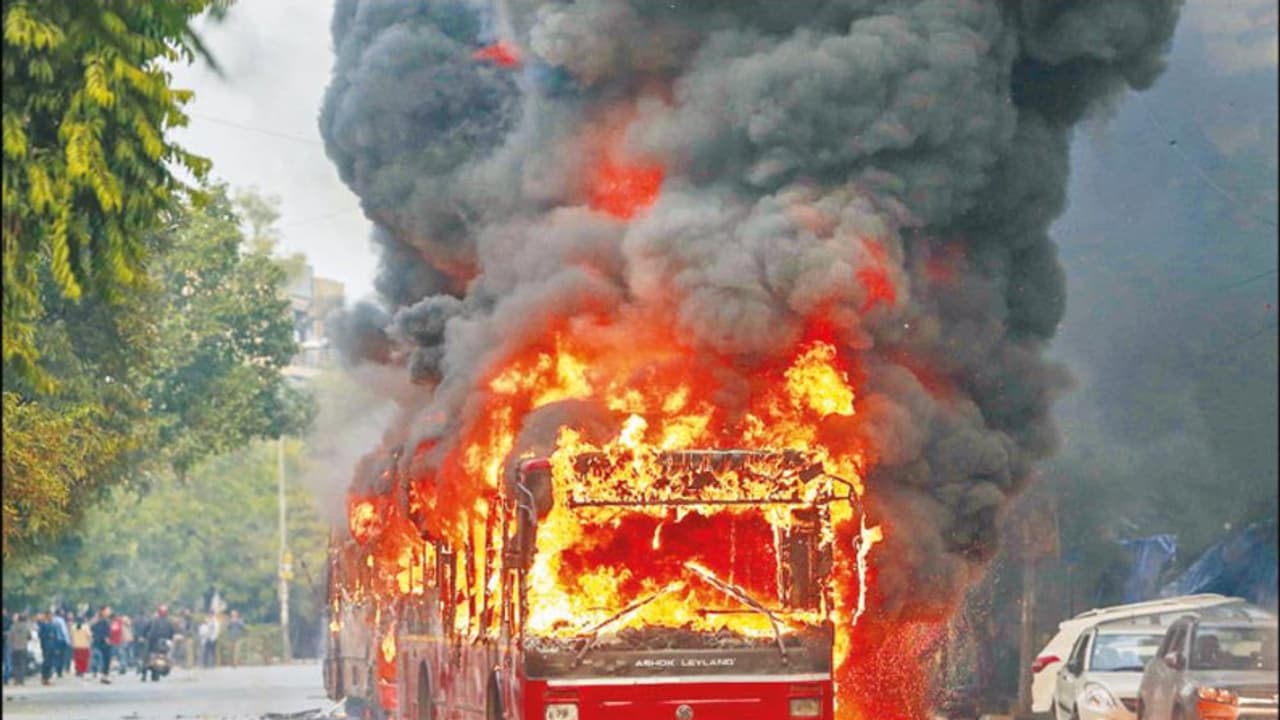 குடியுரிமை சட்டத்துக்கு நாளுக்கு நாள் வலுத்து வரும் எதிர்ப்பு… பற்றி எரியும் வட மாநிலங்கள் !! டெல்லியில் 4 பஸ்கள் எரிப்பு !! குடியுரிமை சட்டத்துக்கு நாளுக்கு நாள் வலுத்து வரும் எதிர்ப்பு… பற்றி எரியும் வட மாநிலங்கள் !! டெல்லியில் 4 பஸ்கள் எரிப்பு !!