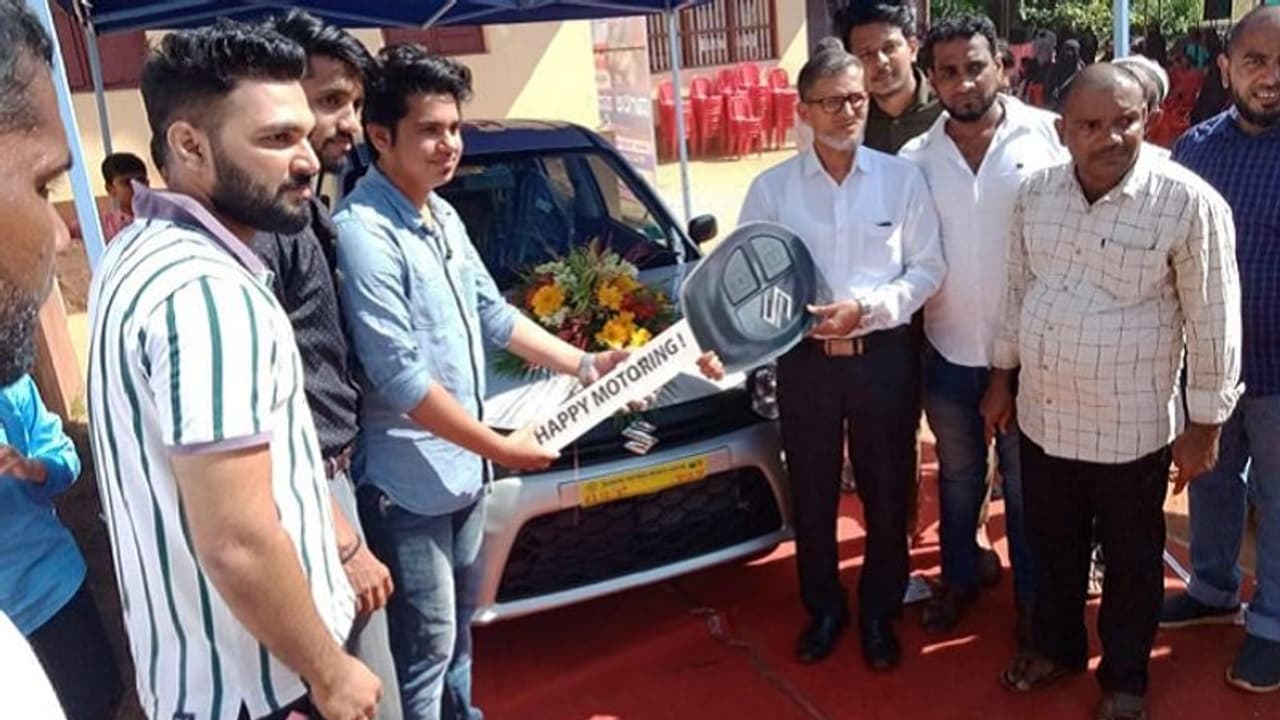 ಅಕ್ಷರ ಕಲಿಸಿದ ಗುರುವಿಗೆ ಹಳೆ ವಿದ್ಯಾರ್ಥಿಗಳಿಂದ ಕಾರ್ ಗಿಫ್ಟ್..!