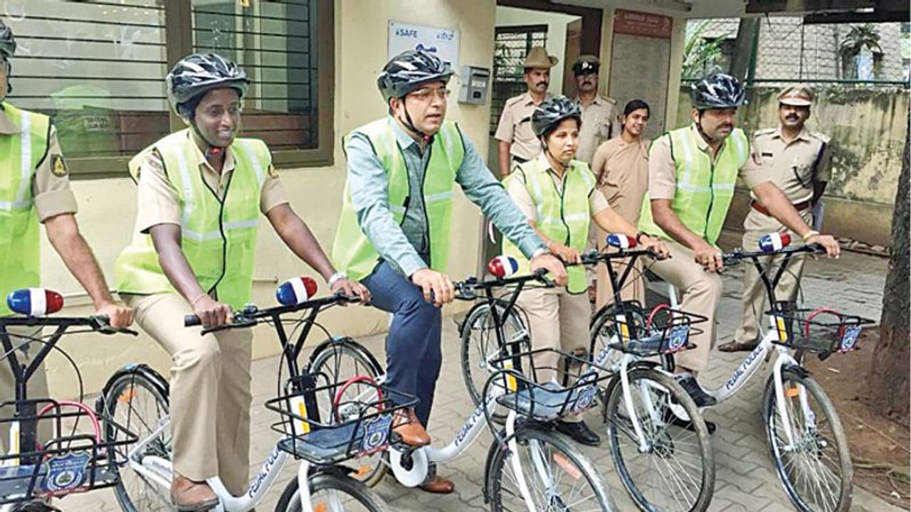 ಬೆಂಗಳೂರು: ಪೊಲೀಸರು ಗಸ್ತು ತಿರುಗಲು ಸೈಕಲ್! ಬೆಂಗಳೂರು: ಪೊಲೀಸರು ಗಸ್ತು ತಿರುಗಲು ಸೈಕಲ್!