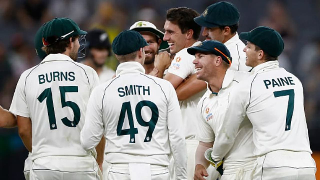 ஸ்டார்க்கின் வேகத்தை சமாளிக்க முடியாமல் ஆஸ்திரேலியாவிடம் மண்டியிட்டு சரணடைந்த நியூசிலாந்து.. முதல் டெஸ்ட்டில் ஆஸி., அபார வெற்றி