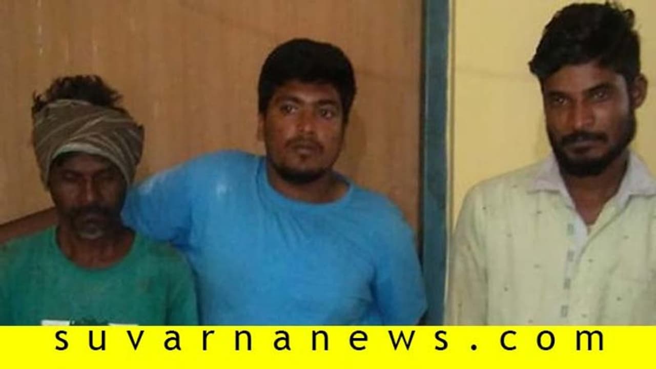 ಪಬ್ಲಿಕ್ ಆಗಿ ಇದನ್ನ ಸಾಗಿಸ್ತಿದ್ದರು : ಪೊಲೀಸ್ ಬಲೆಗೆ ಬಿದ್ದರು! ಪಬ್ಲಿಕ್ ಆಗಿ ಇದನ್ನ ಸಾಗಿಸ್ತಿದ್ದರು : ಪೊಲೀಸ್ ಬಲೆಗೆ ಬಿದ್ದರು!