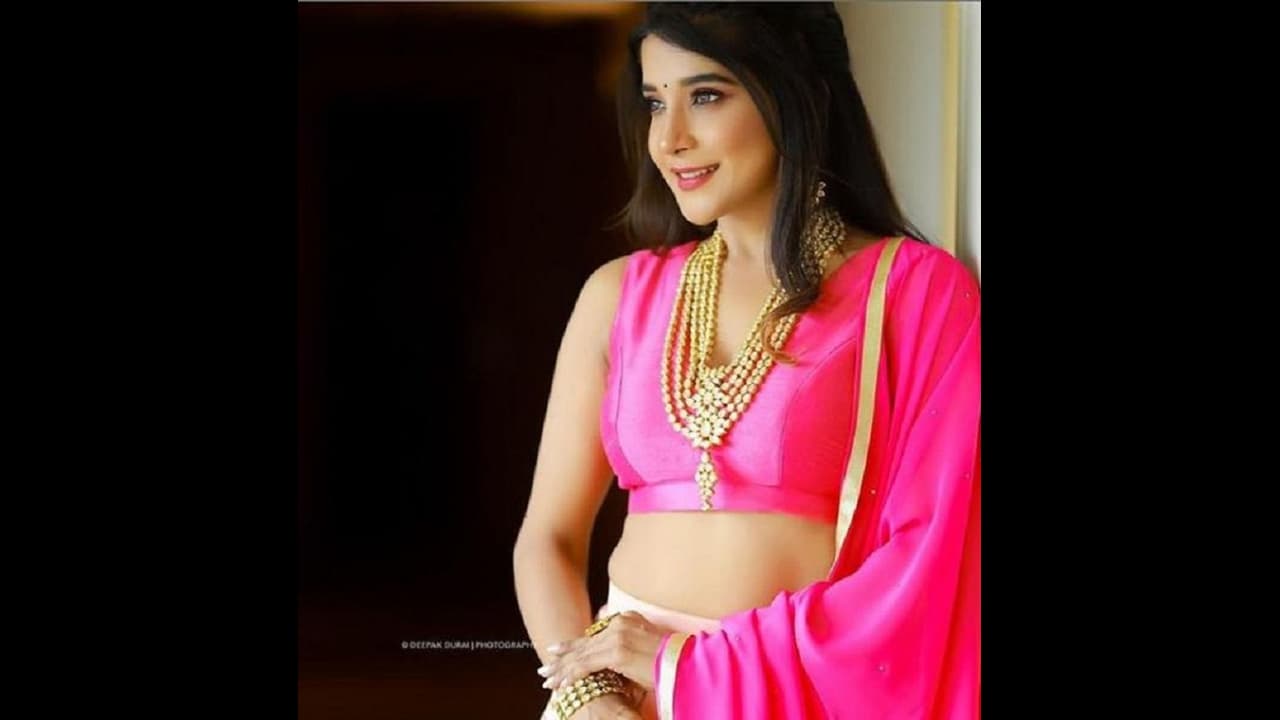 கவர்ச்சியில் யாஷிகாவை ஓவர்டேக் செய்யும் 'பிக்பாஸ் சாக்ஷி'! சூடேற்றும் கில்மா போஸில் படுசெக்ஸியாக ஃபோட்டோ ஷுட்! கவர்ச்சியில் யாஷிகாவை ஓவர்டேக் செய்யும் 'பிக்பாஸ் சாக்ஷி'! சூடேற்றும் கில்மா போஸில் படுசெக்ஸியாக ஃபோட்டோ ஷுட்!