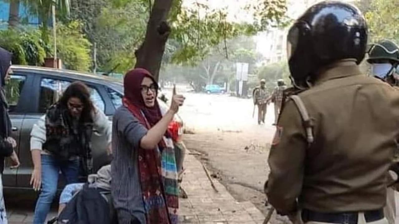 ഇല്ല, ഞങ്ങൾ പിന്മാറില്ല: പൗരത്വ നിയമ ഭേദഗതിക്കെതിരെ പ്രതിഷേധം തുടരുമെന്ന് ജാമിയ വിദ്യാർത്ഥികൾ ഇല്ല, ഞങ്ങൾ പിന്മാറില്ല: പൗരത്വ നിയമ ഭേദഗതിക്കെതിരെ പ്രതിഷേധം തുടരുമെന്ന് ജാമിയ വിദ്യാർത്ഥികൾ