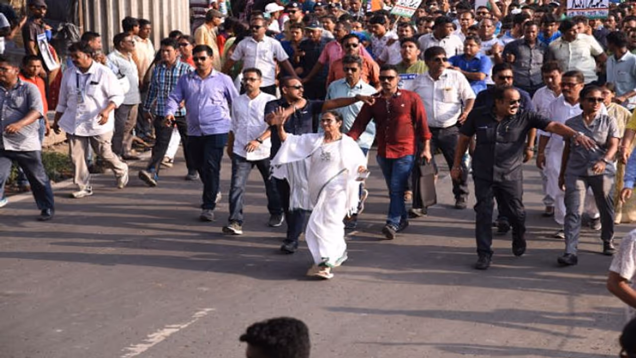 রেল, পথ অবরোধ চলছে, মিছিলে যোগ দিতে আবেদন মমতার রেল, পথ অবরোধ চলছে, মিছিলে যোগ দিতে আবেদন মমতার