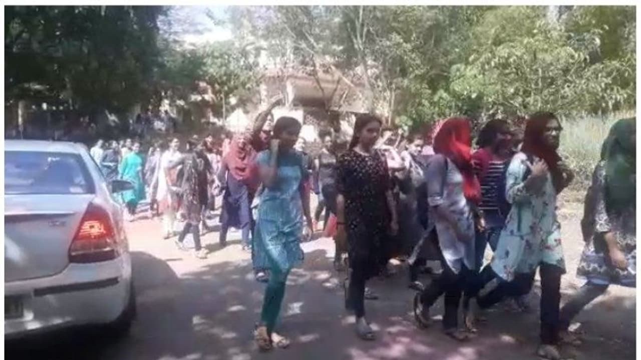 കുസാറ്റിലും പ്രതിഷേധം: വിദ്യാര്ത്ഥികളും പൊലീസും തമ്മില് വാക്കേറ്റം, ഒരു വിദ്യാര്ത്ഥി അറസ്റ്റില് കുസാറ്റിലും പ്രതിഷേധം: വിദ്യാര്ത്ഥികളും പൊലീസും തമ്മില് വാക്കേറ്റം, ഒരു വിദ്യാര്ത്ഥി അറസ്റ്റില്